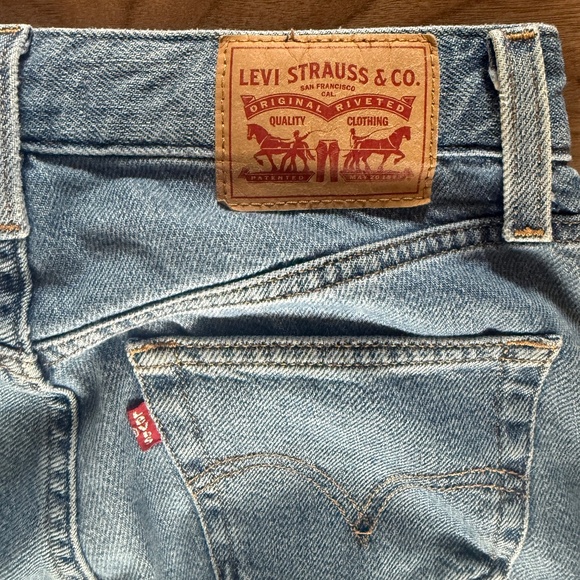 Levi’s High Waisted Mom Jeans | Size 25 x 27 | Medium Wash - Picture 4 of 8